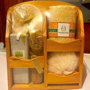 Gift Box: Toiletry Set